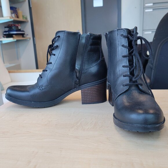 CLARKS Women's Hollis Jasmine Fashion Boot Black Leather - Picture 2 of 7